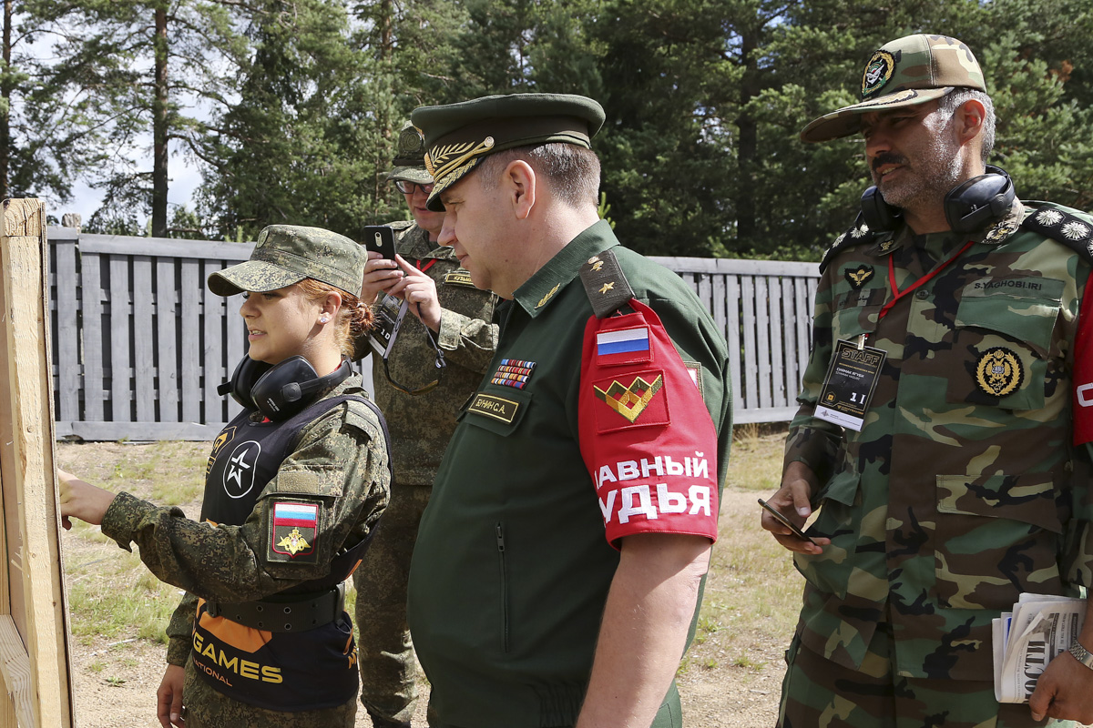 Состязание по стрельбе из штатного оружия среди военнослужащих женщин на  международном конкурсе «Военно-медицинская эстафета» : Министерство обороны  Российской Федерации